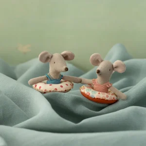 Petite soeur souris avec sa bouée fleurs