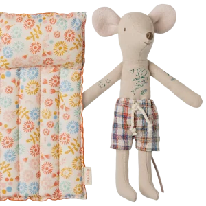 Papa souris avec son matelas plage à fleurs