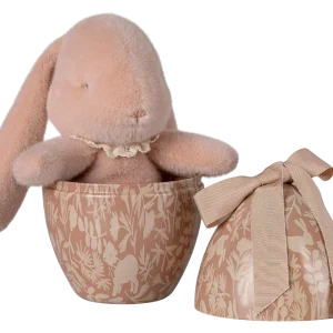 Oeuf de Pâques avec lapin bunny rose poudre