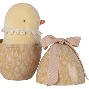 Oeuf de Pâques avec peluche poussin