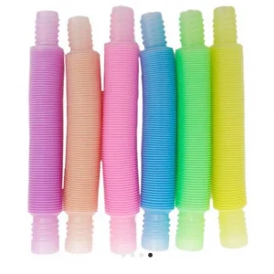 3 tubes qui s’allongent,rétrécissent,s’accrochent. A partir de 3 ans